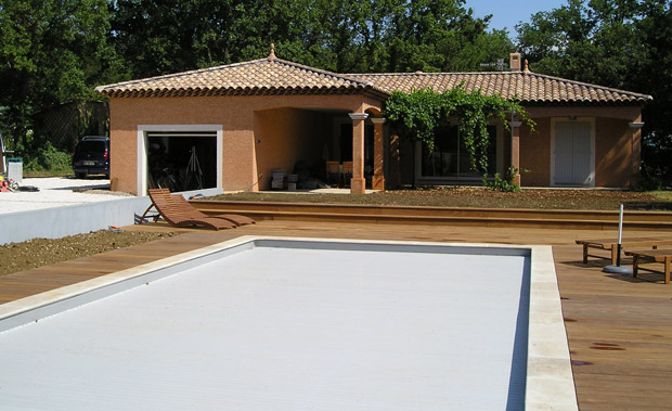 TERRASSE EN BOIS ET MUR DE PIERRE